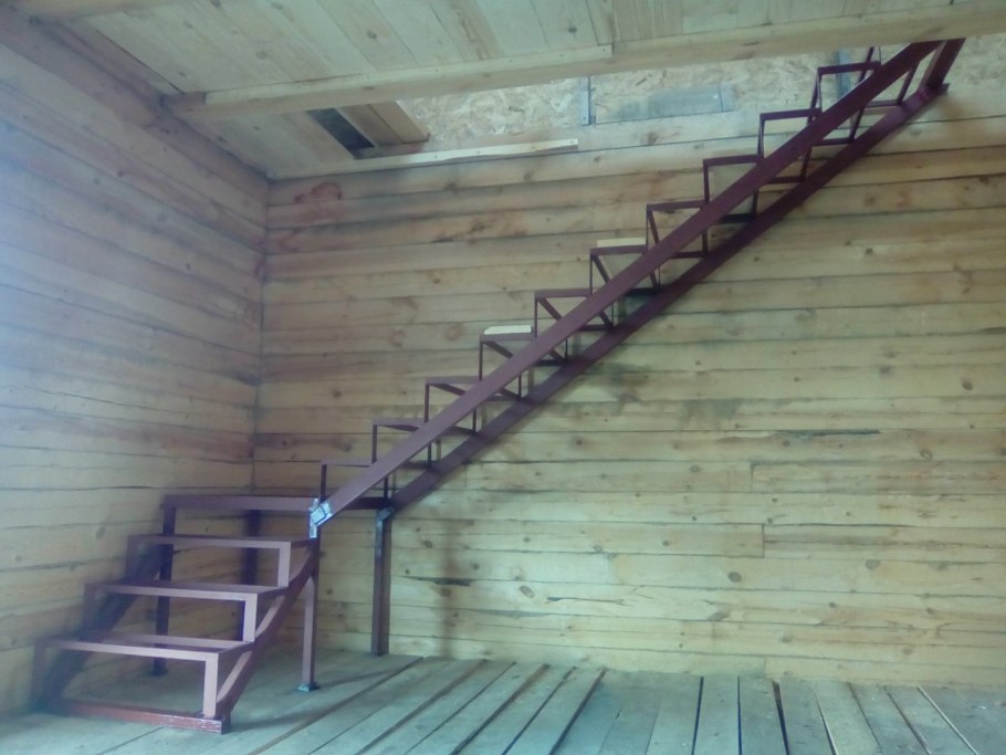 Одномаршевая металлическая лестница на второй этаж