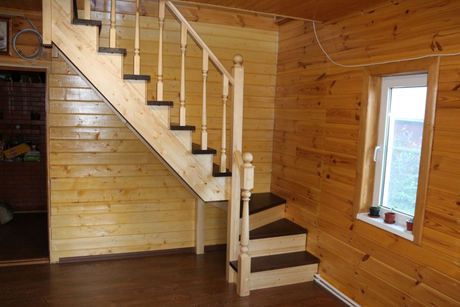 Лестница деревянная