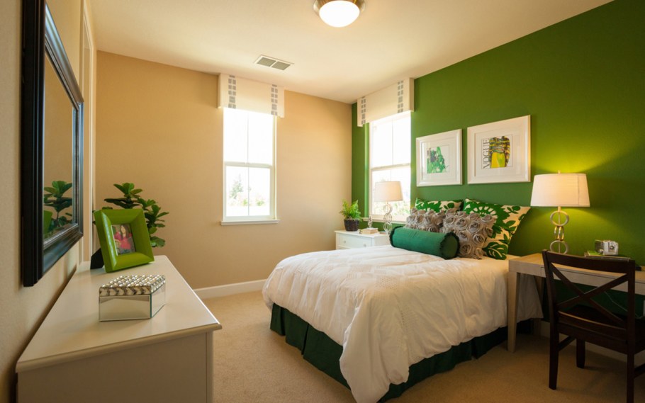 Спальня в бежево зеленых тонах