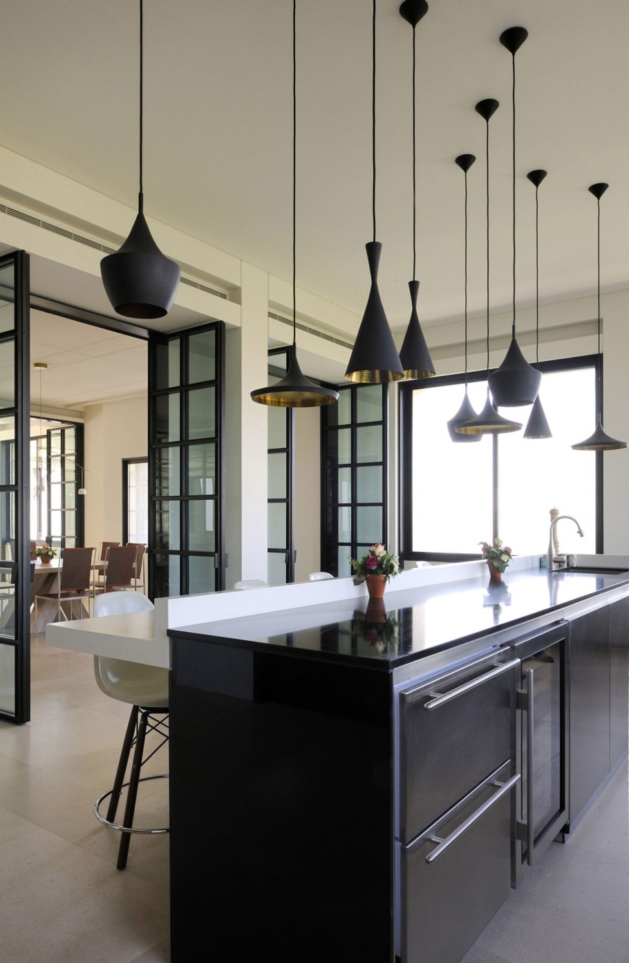 Люстра над барной стойкой