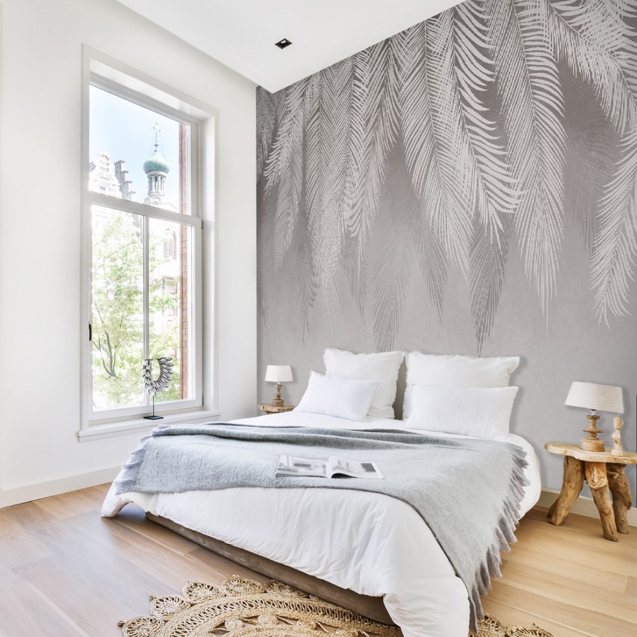 Серые обои с листьями пальмы в интерьере
