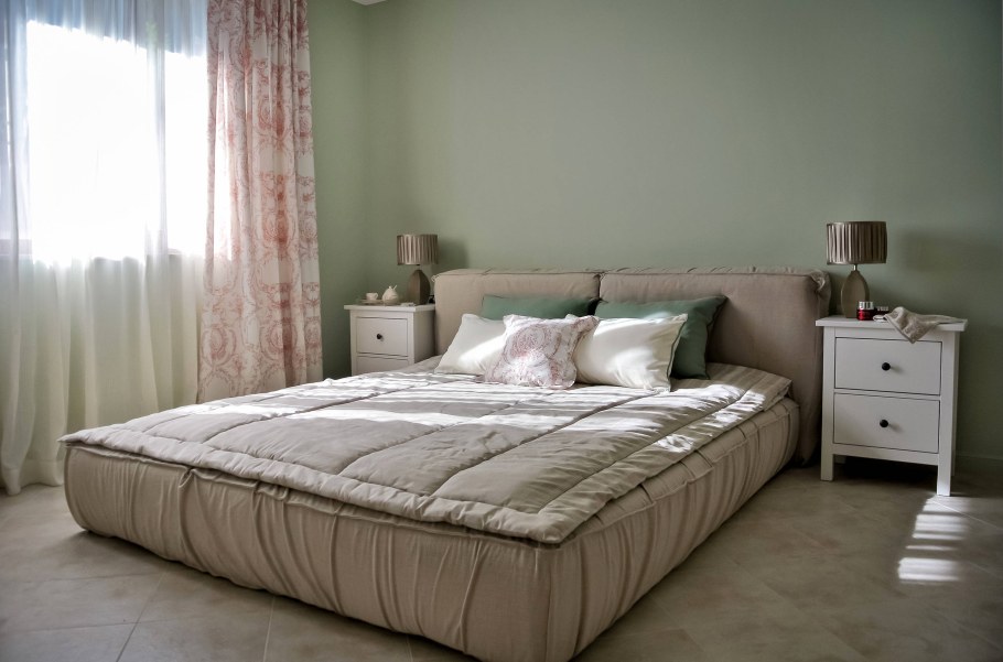 Интерьер спальни с диваном