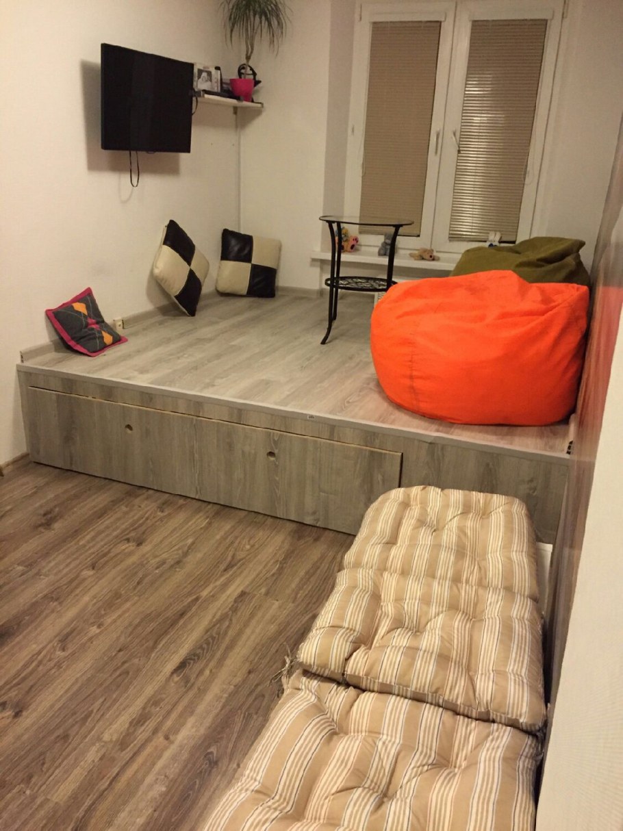 Кровать на подиуме в интерьере