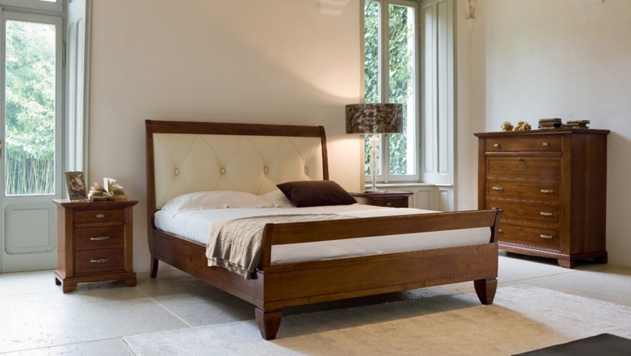 Кровать из массива дерева