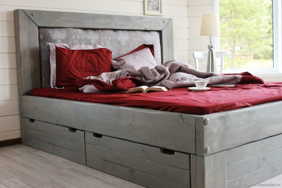 Кровать с деревянным изголовьем