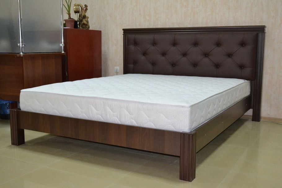 Кровать из массива с мягкой спинкой