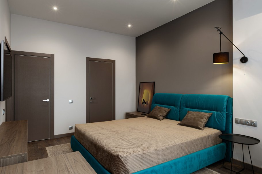 Сочетание ламината и бирюзового цвета стен