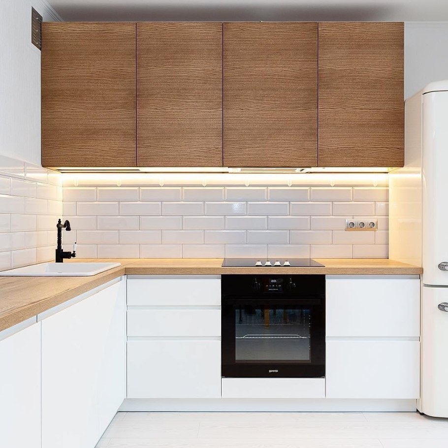 Угловая кухня бело деревянная