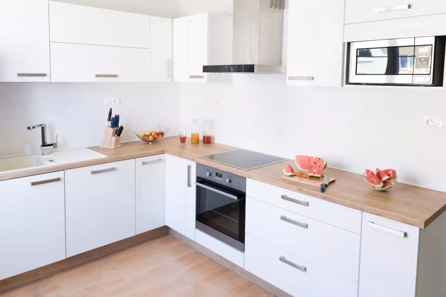 Белая кухня столешница дерево