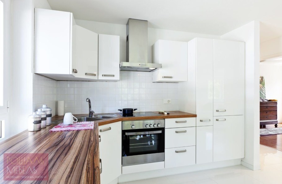 Белая кухня со столешницей под дерево