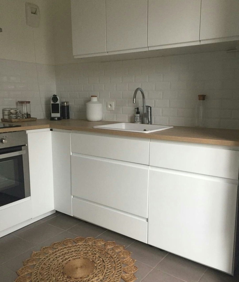 Кухня белый глянец столешница дерево