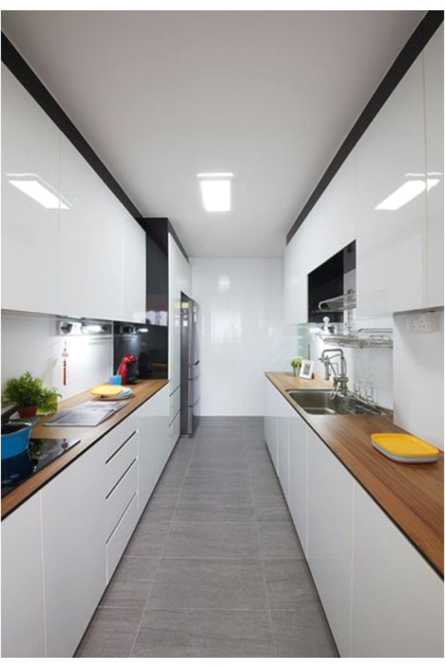 Белая кухня с деревянной СТО