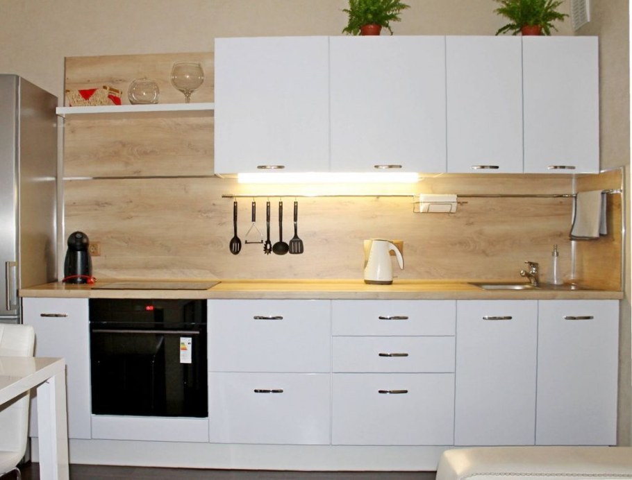 Белый гарнитур с деревянной столешницей прямой