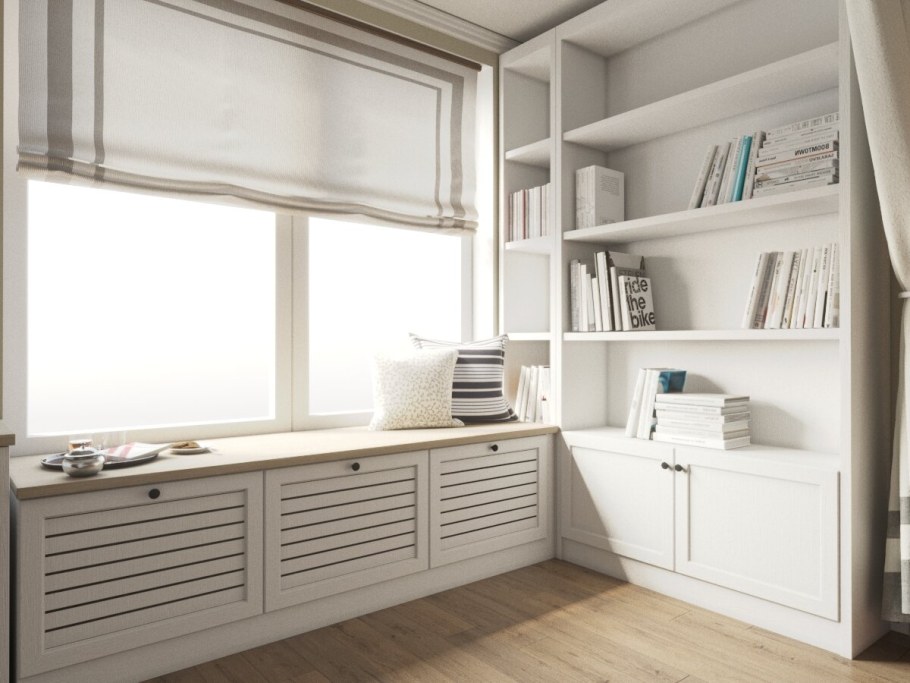 Шкафы вдоль окна