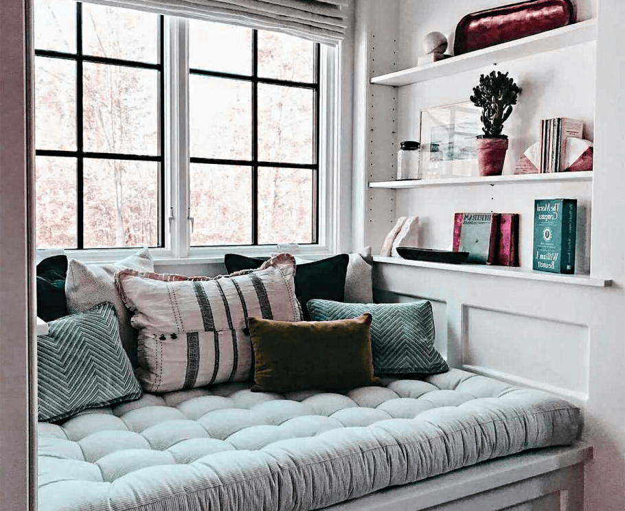 Диванчик на подоконнике