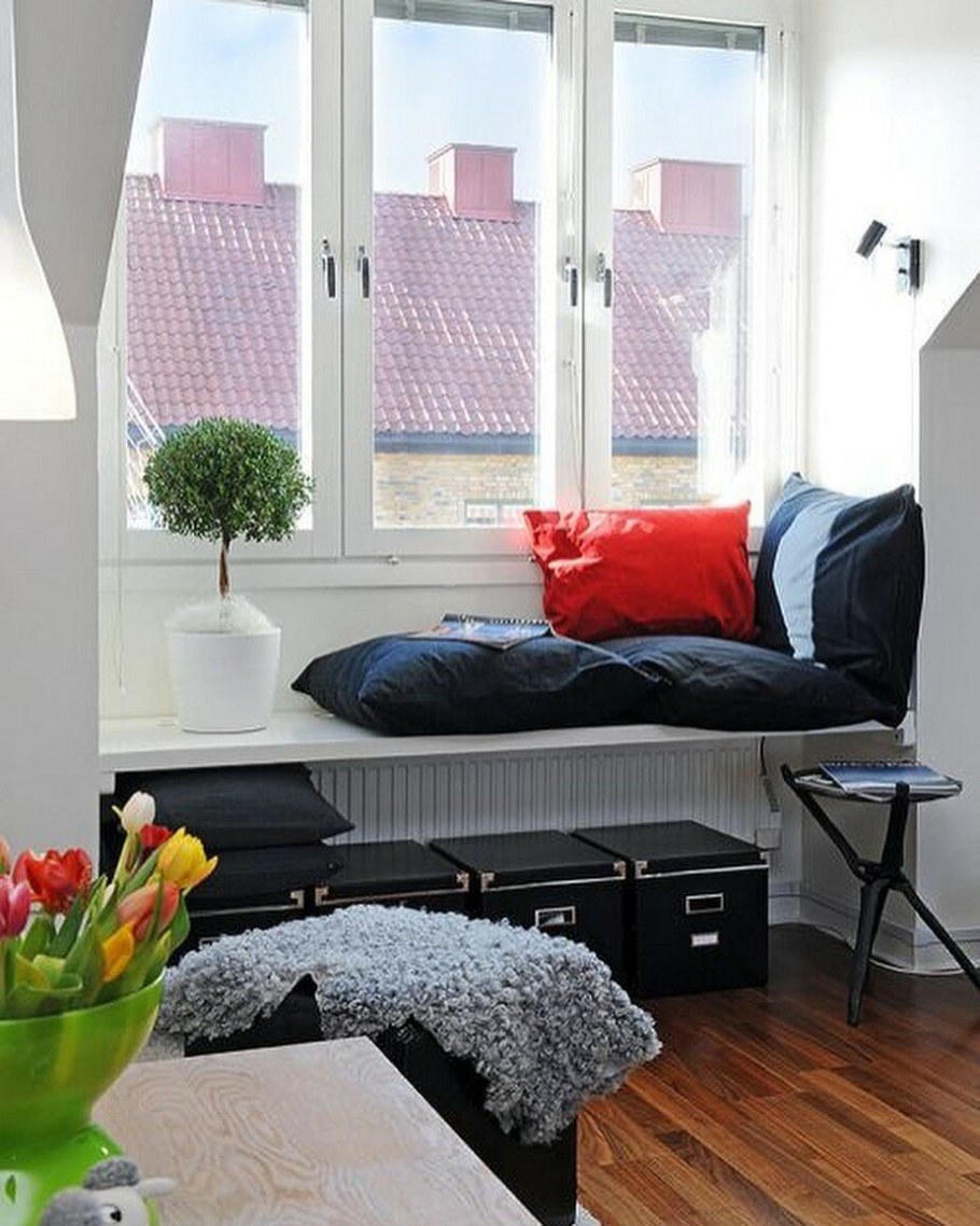 Диванчик на подоконнике