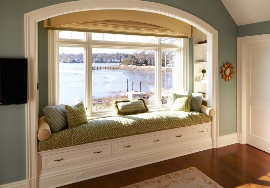 Шкаф вокруг окна