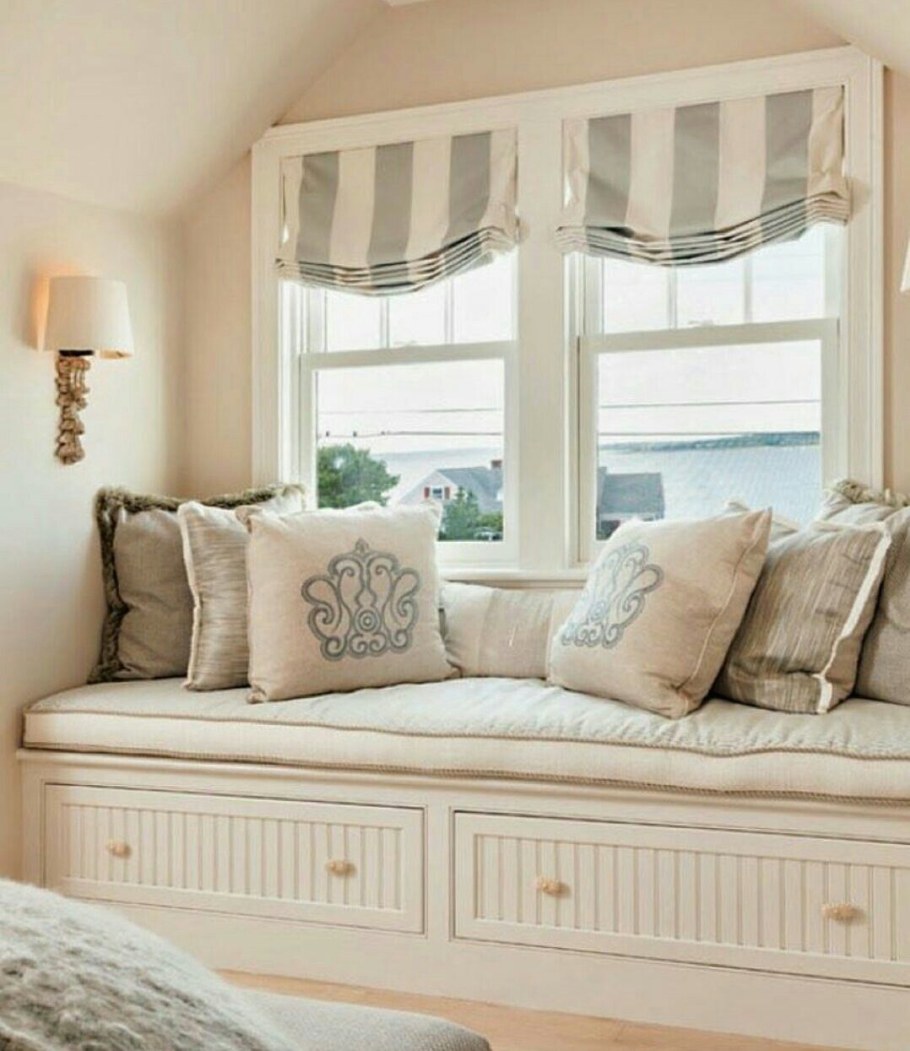 Широкий подоконник с подушками