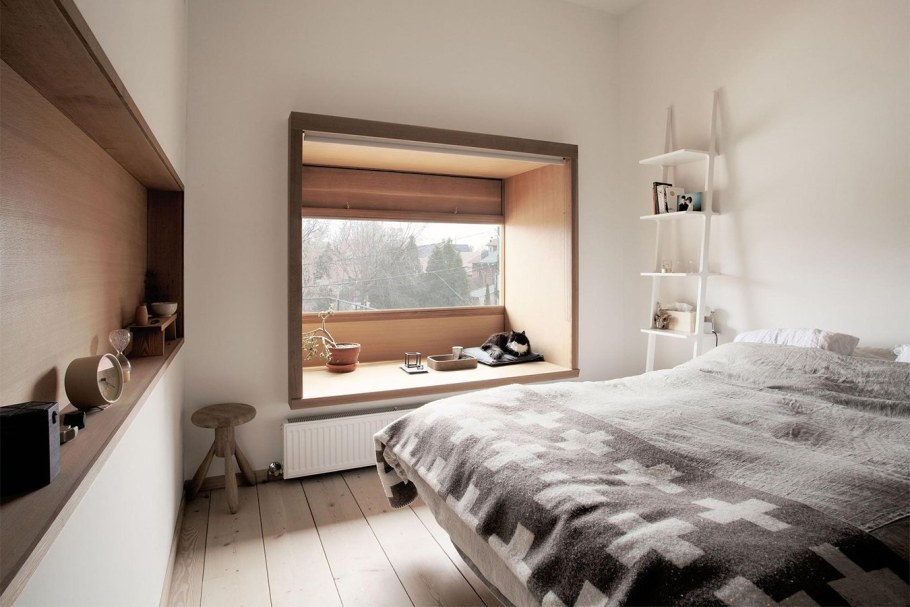 Подоконник в спальне