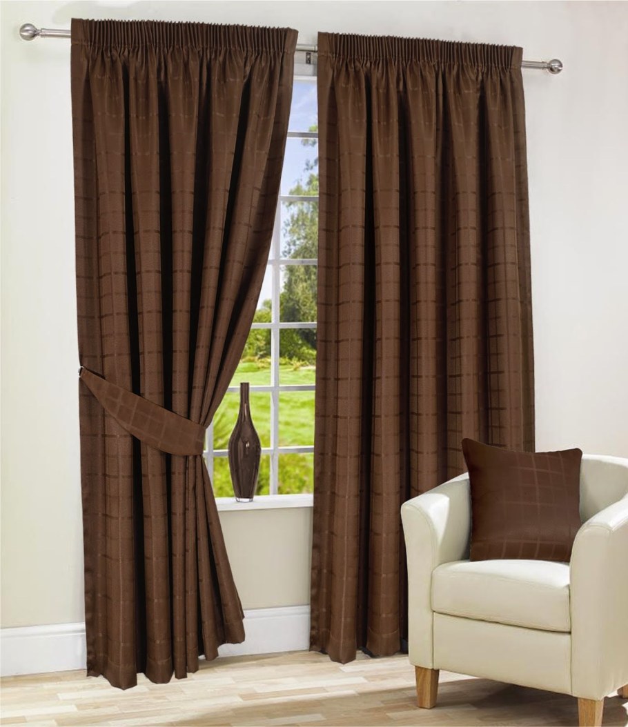 Коричневые портьеры в интерьере