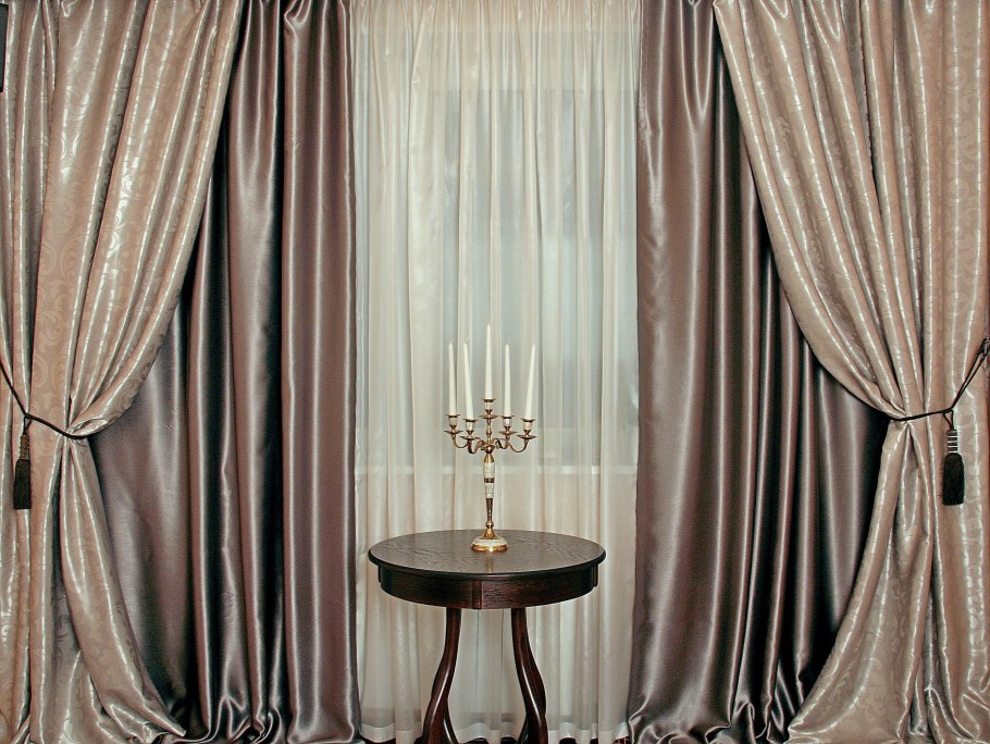 Шторы коричневые с золотом