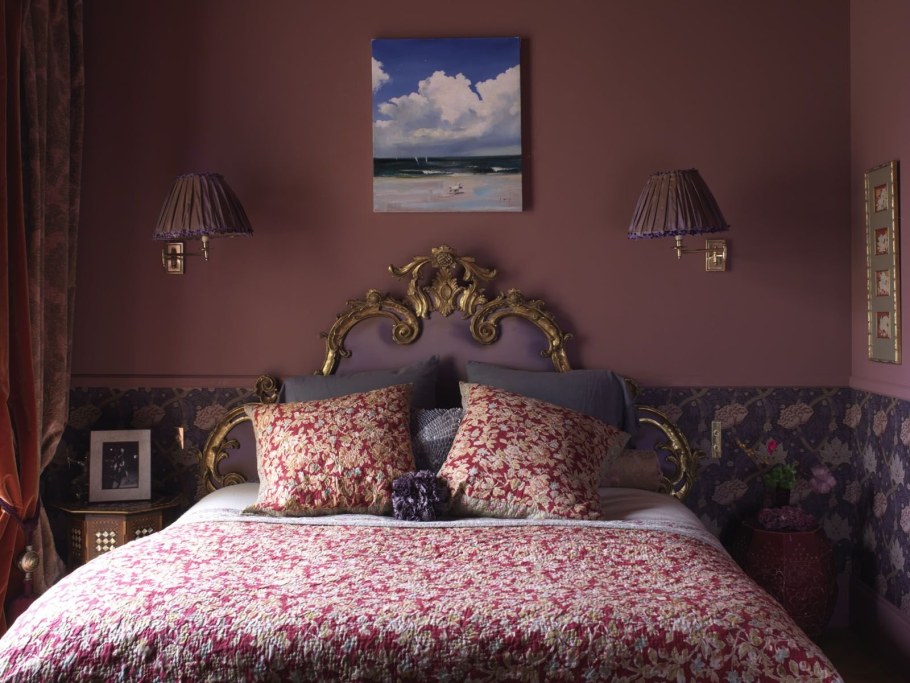 Комната в бордовых тонах