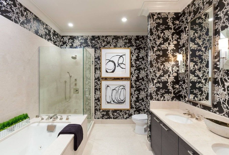 Ванная комната с обоями