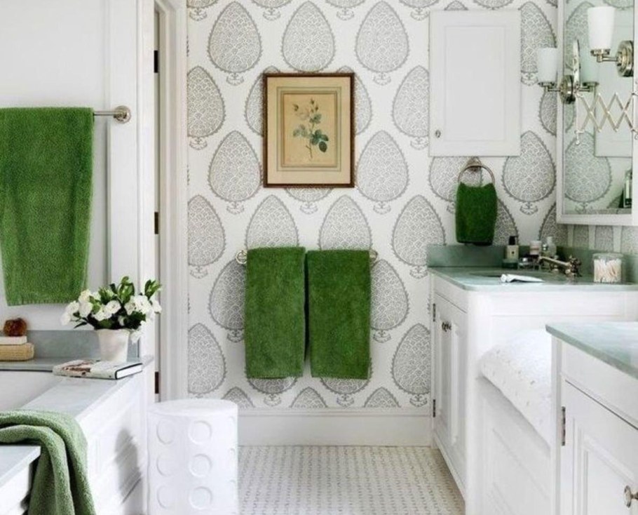 Сочетание плитки и обоев