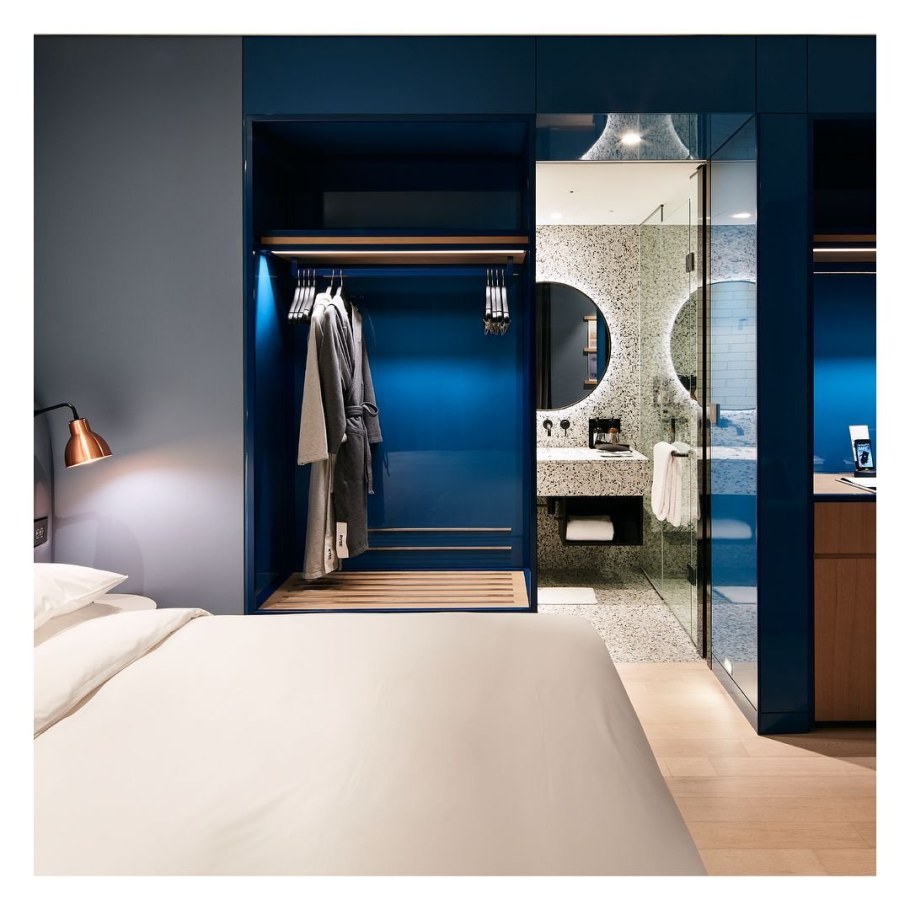 Спальня с ванной и гардеробной