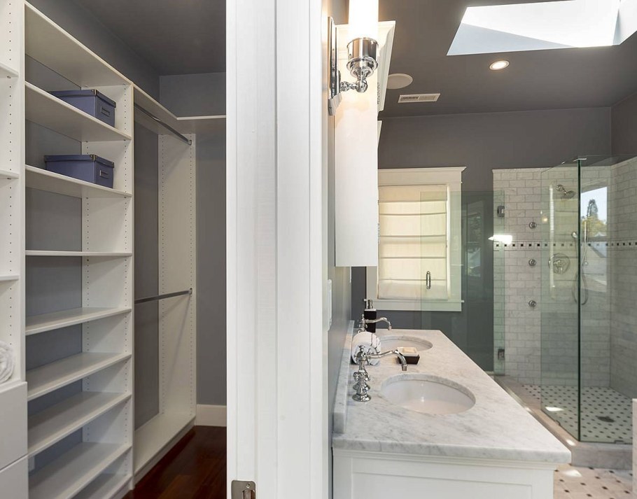 Гардеробная в ванной комнате