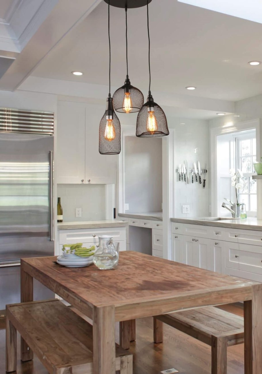 Светильник над столом на кухне