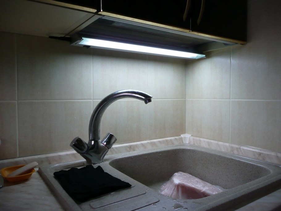 Подсветка над мойкой в кухне