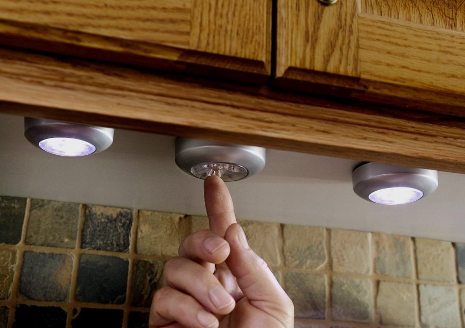 Светильник на липучке на кухню