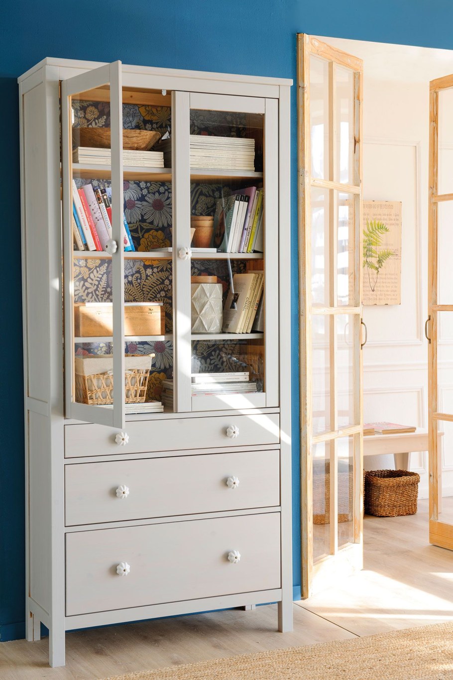 Ikea шкафы-витрины ХЕМНЭС