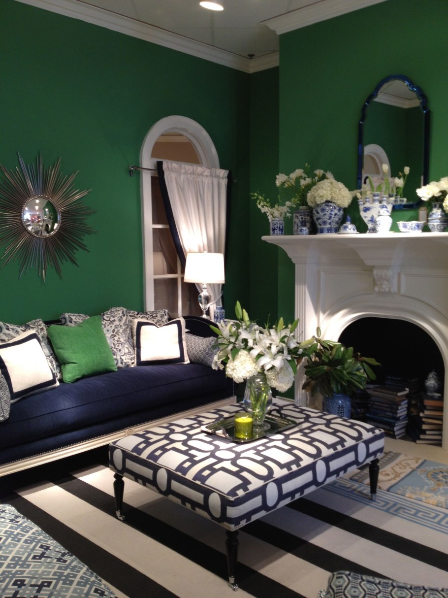 Комната с зелеными стенами