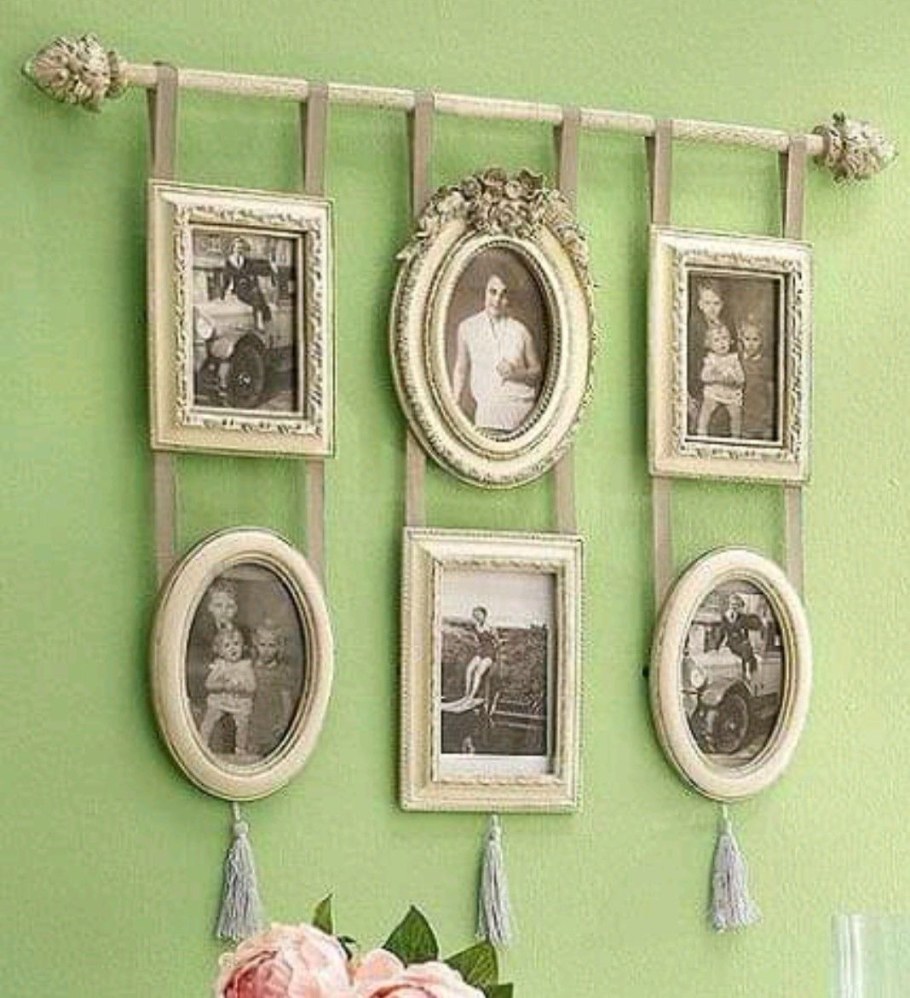 Рамки на стене в интерьере