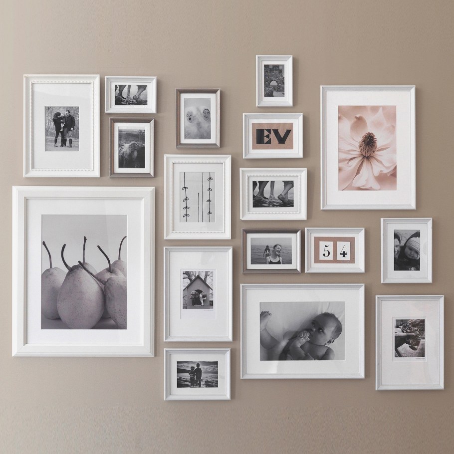 Фоторамки на стене в интерьере