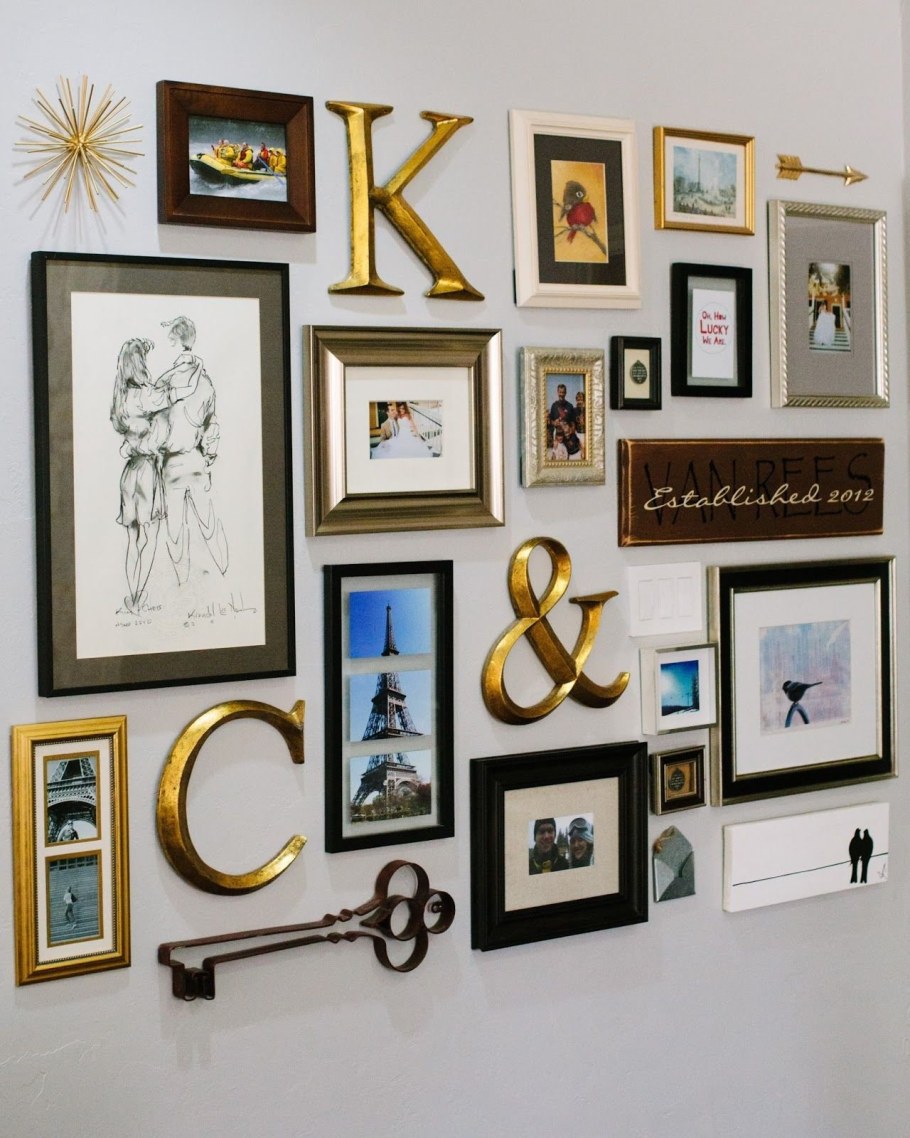 Композиция из рамок на стене