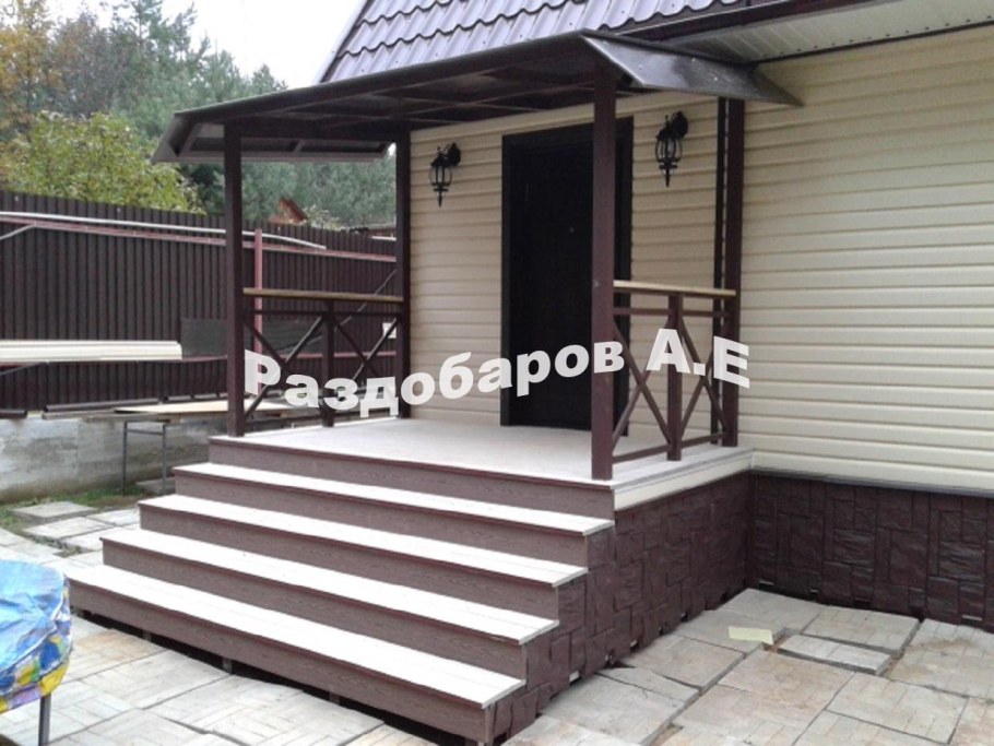 Крыльцо под навесом в частном доме