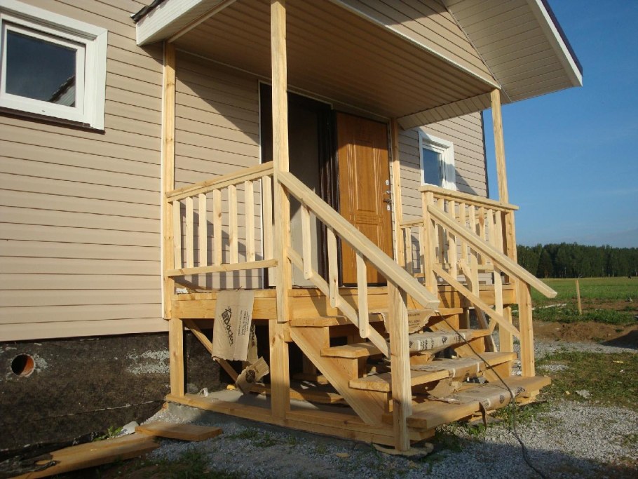 Деревянное крыльцо для дачи