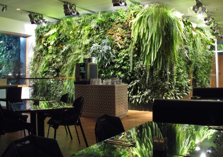 Потолок в кафе с искусственной зеленью