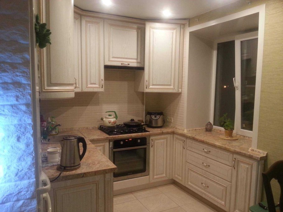 Светлая кухня в хрущевке