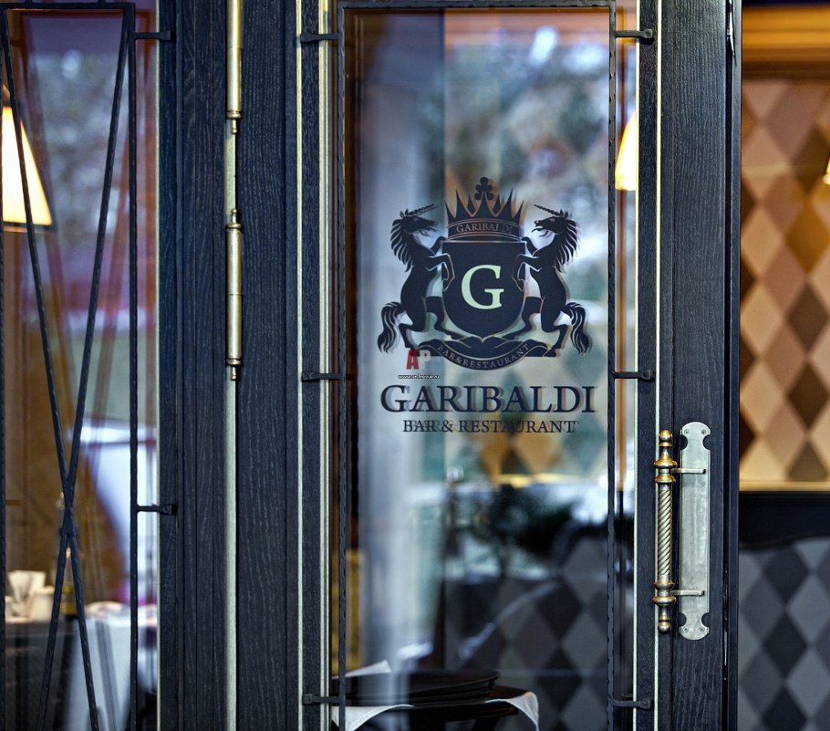 Дверь в ресторан