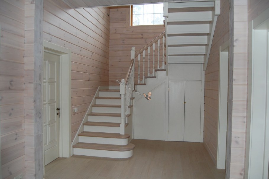 Лестница п образная с помещением снизу