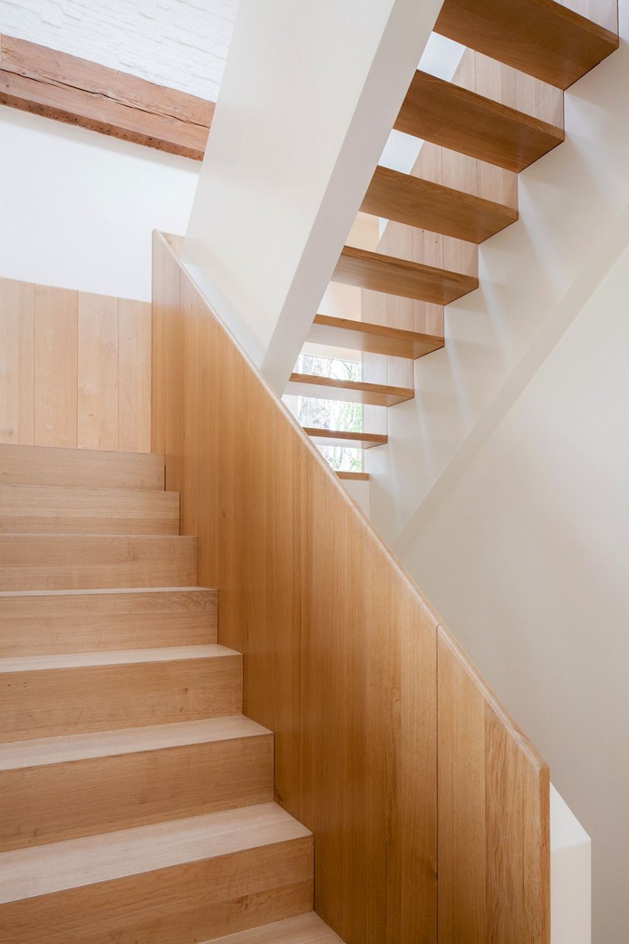 Лестница на второй этаж двухмаршевая