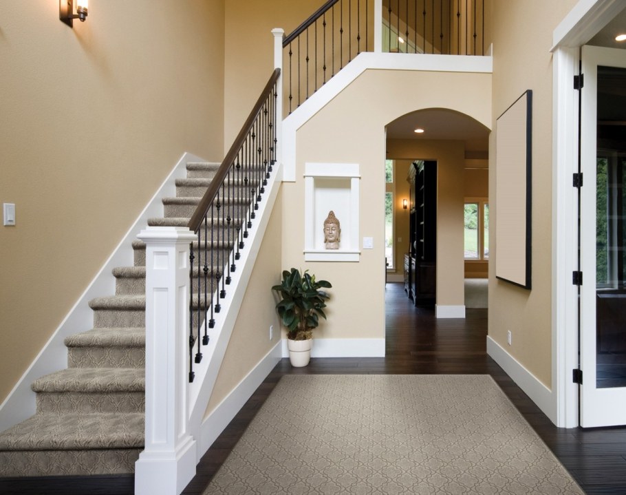 Лестница в двухэтажном доме