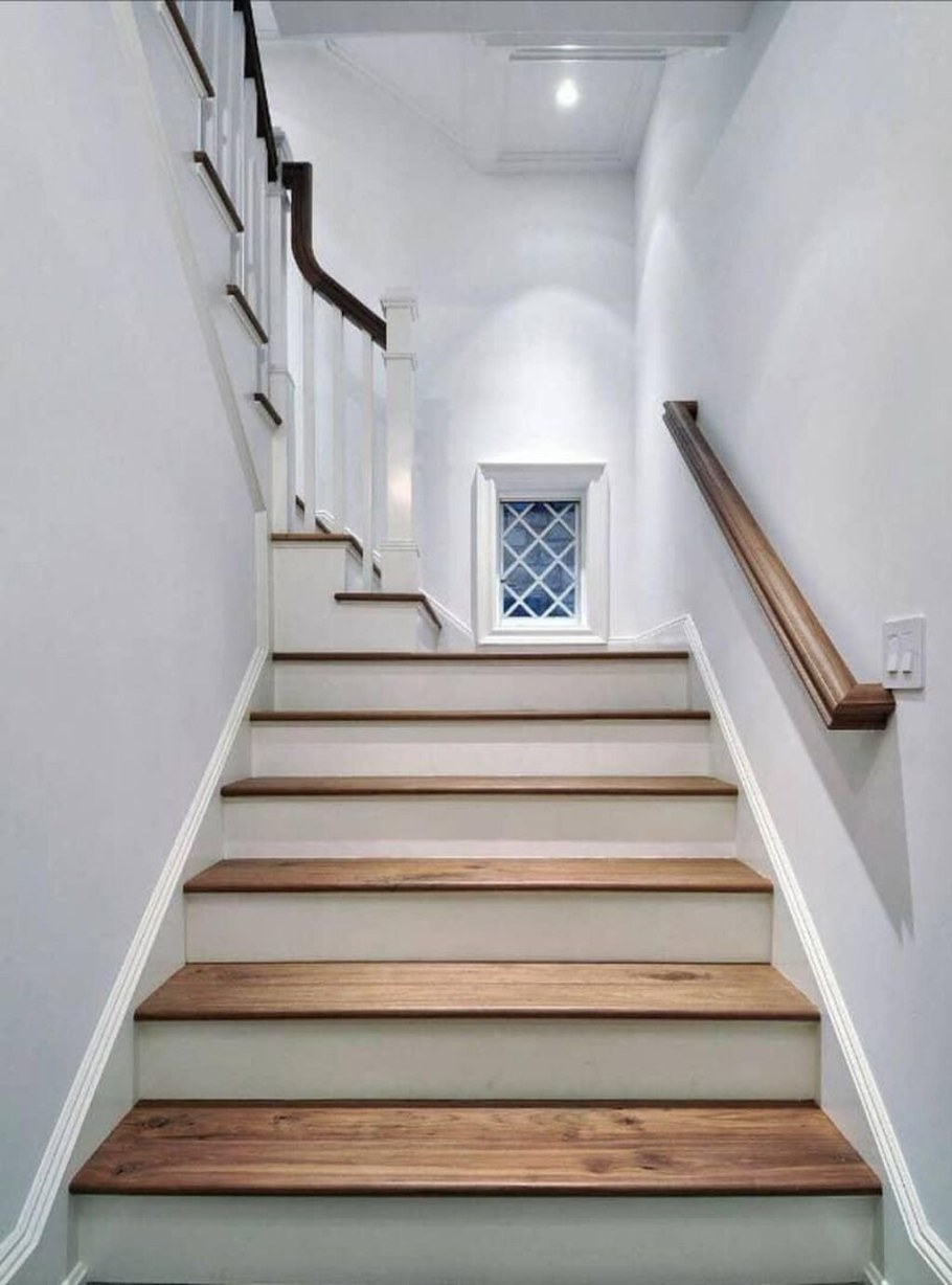 Лестница между стенами в частном доме