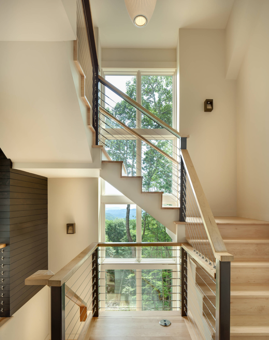 Современная лестница в доме