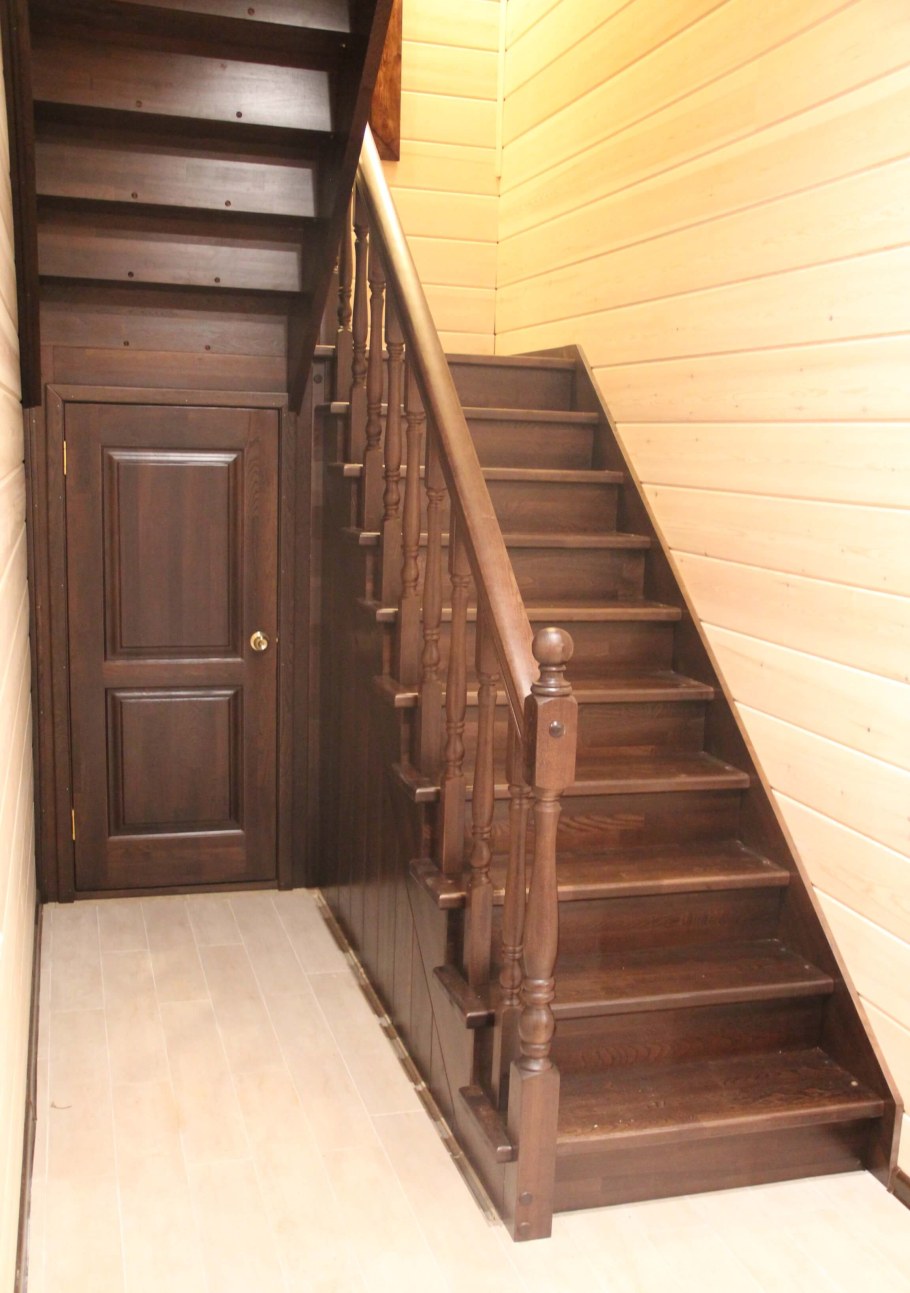 Лестница на второй этаж двухмаршевая с площадкой