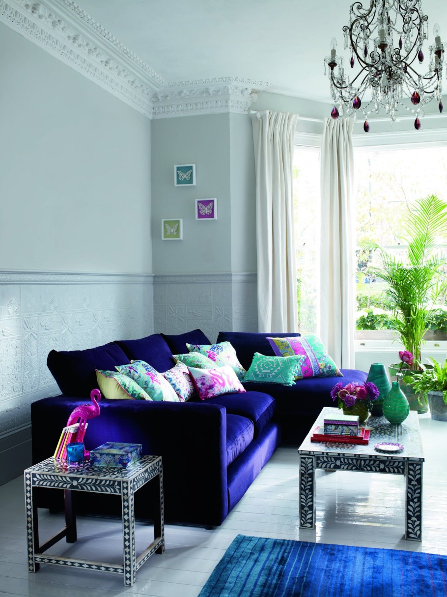 Сиреневый диван в интерьере в гостиной